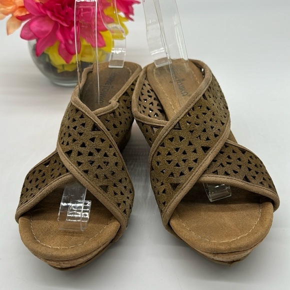 Minnetonka Cut Out Criss Cross Tan Sandals Size 7 MCS6586J - Picture 1 of 7